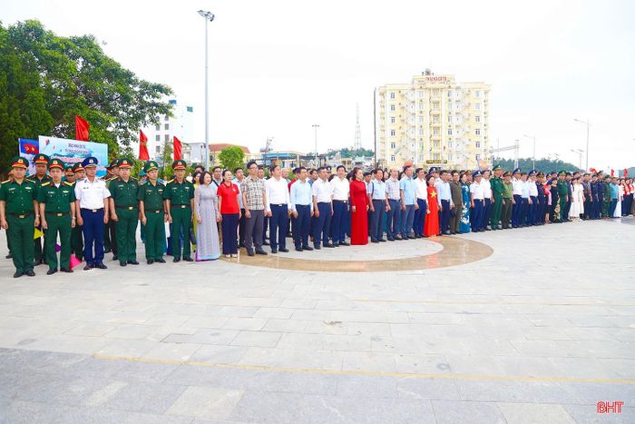 Các thành viên đoàn công tác tham dự lễ thượng cờ.
