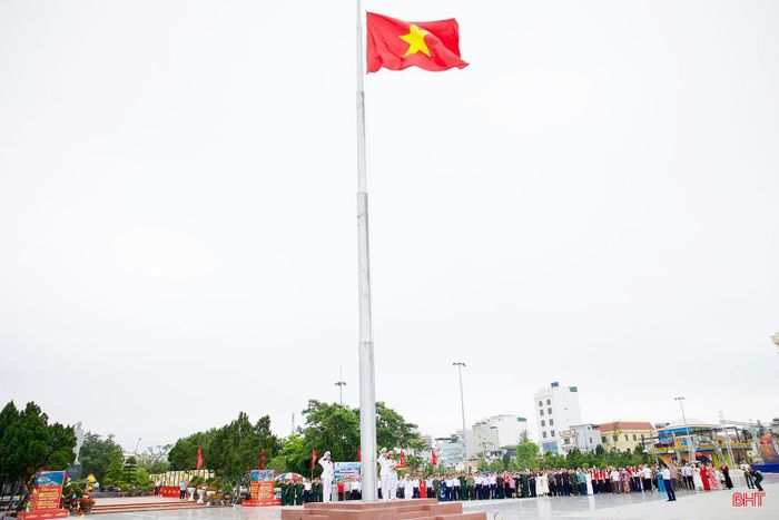 Lễ thượng cờ diễn ra tại Di tích Quốc gia đặc biệt Khu lưu niệm Chủ tịch Hồ Chí Minh ở đặc khu Cô Tô.