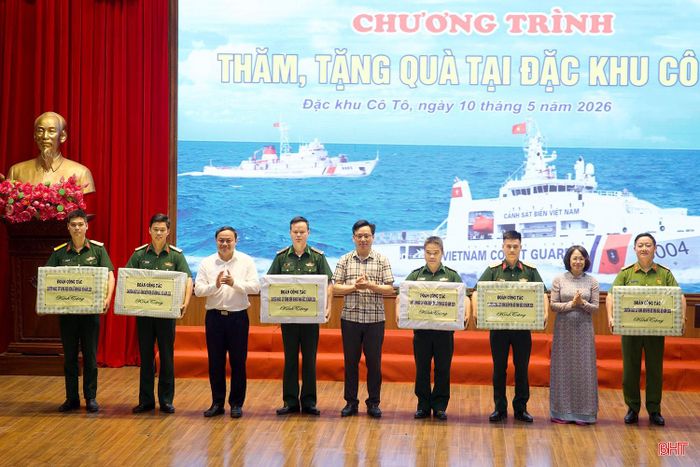 Đoàn công tác tỉnh Hà Tĩnh và các địa phương tặng quà cho cơ quan, đơn vị trên địa bàn đặc khu.