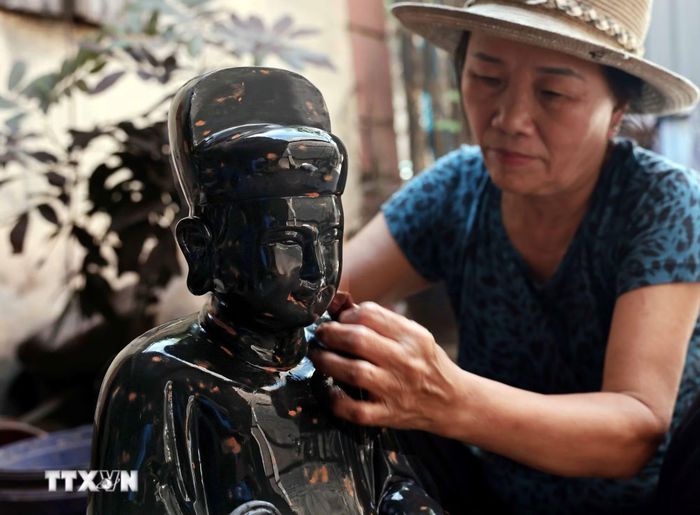 Đa số các hộ dân tại làng nghề Sơn Đồng, làm và sinh sống bằng nghề thủ công mỹ nghệ. (Ảnh: Trần Việt/TTXVN)