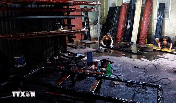 Hoạt động sản xuất tại làng nghề Sơn Đồng. (Ảnh: TTXVN phát)