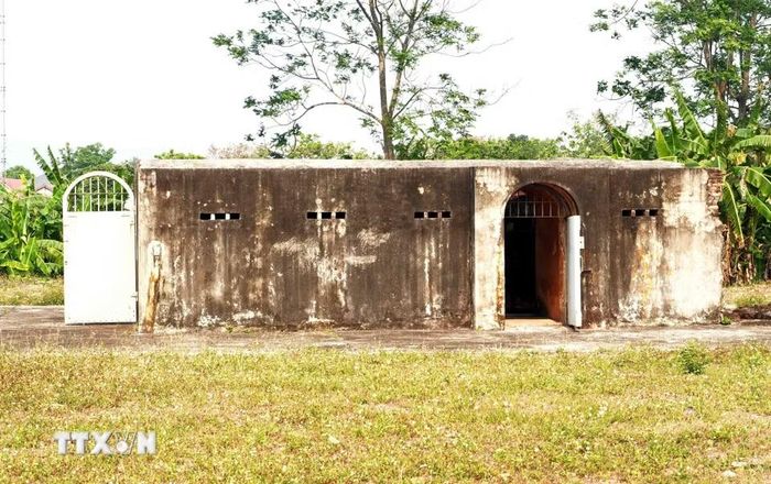Dãy nhà lao biệt giam tại Khu di tích Nhà tù Lao Bảo. (Ảnh: Tá Chuyên/TTXVN)