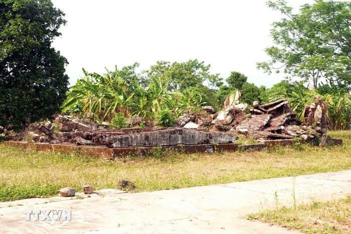 Dãy nhà lao B và nhà lao A trong Khu di tích Nhà tù Lao Bảo bị chiến tranh tàn phá còn lại những khối bêtông. (Ảnh: Tá Chuyên/TTXVN)