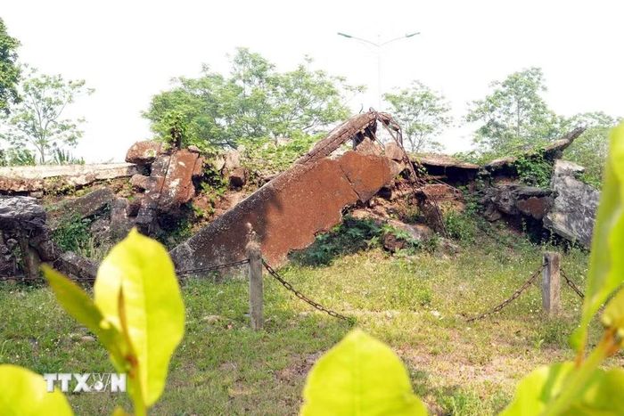 Dãy nhà lao A trong Khu di tích Nhà tù Lao Bảo bị chiến tranh tàn phá, còn lại khối bêtông. (Ảnh: Tá Chuyên/TTXVN)