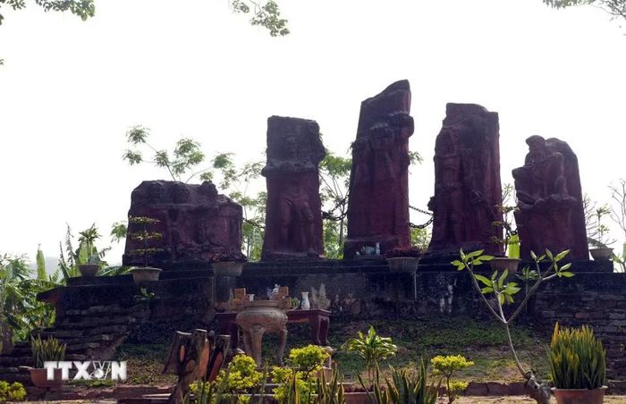Cụm tượng đài Kỷ niệm Lao Bảo trong khuôn viên di tích. (Ảnh: Tá Chuyên/TTXVN)