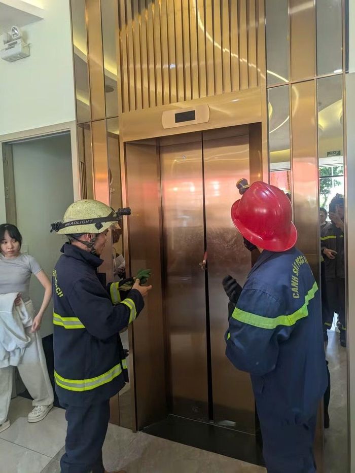 Cảnh sát PCCCC và CNCH Thành phố Hồ Chí Minh đang cúu hộ các nạn nhân bị kẹt thang máy. (Ảnh: CA Thành phố Hồ Chí Minh cung cấp)