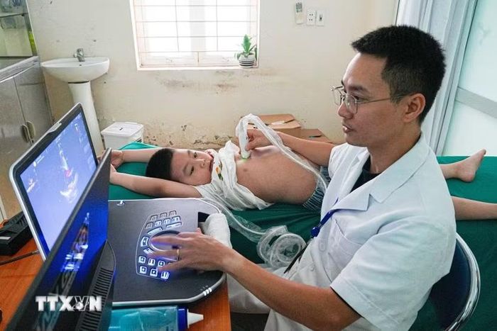 Các bác sỹ của Bệnh viện Tim Hà Nội thăm khám, siêu âm sàng lọc bệnh tim miễn phí cho nhiều trẻ em trên đia bàn tỉnh Điện Biên. (Ảnh: Phan Quân/TTXVN)