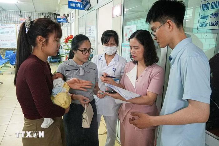 Đội ngũ Y, bác sỹ tiến hành lấy thông tin trước khi vào thăm khám cho trẻ, tại Bệnh viện Đa khoa tỉnh Điện Biên. (Ảnh: Phan Quân/TTXVN)