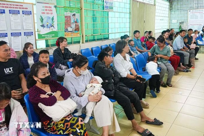 Hàng trăm trẻ em được người nhà đưa đến Bệnh viện Đa khoa tỉnh Điện Biên để khám sàng lọc bệnh tim miễn phí. (Ảnh: Phan Quân/TTXVN)