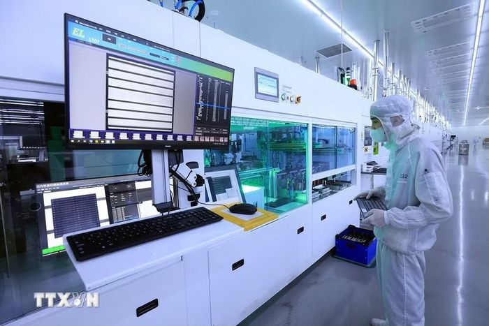 Điều khiển dây chuyền tự động sản xuất pin năng lượng tại Phú Thọ. (Ảnh: Tuấn Anh/TTXVN)