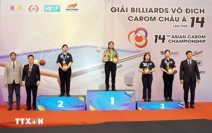 Yến Sinh trên bục nhận huy chương nội dung carom 3 băng nữ tại giải billiards vô địch carom châu Á 2026. (Ảnh: Trung Tuyến/TTXVN)