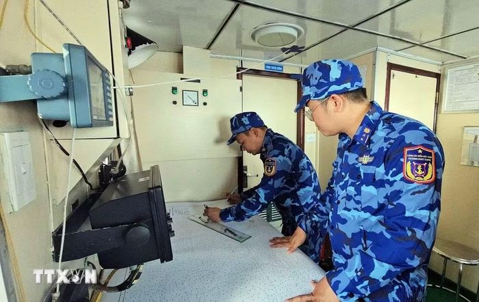 Cán bộ tàu 314 tác nghiệp tìm vị trí tàu bị nạn. (Ảnh: TTXVN phát)