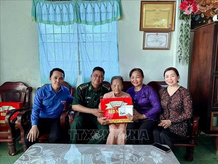 Đồn Biên phòng Lai Hòa phối hợp với Ủy ban MTTQ Việt Nam xã Lai Hòa thăm, tặng quà Mẹ Việt Nam Anh hùng Lê Thị Hai. Ảnh: Trung Kiên/TTXVN