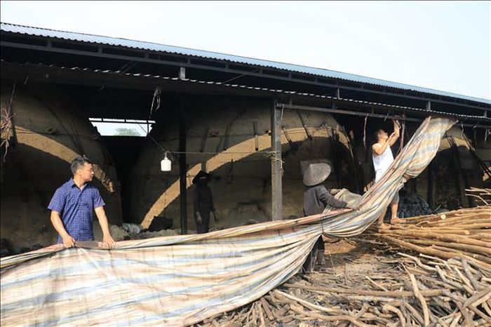 Các công nhân tháo dỡ khu vực lò đốt than (xã Đông Cuông, tỉnh Lào Cai). Ảnh: Anh Thùy/TTXVN