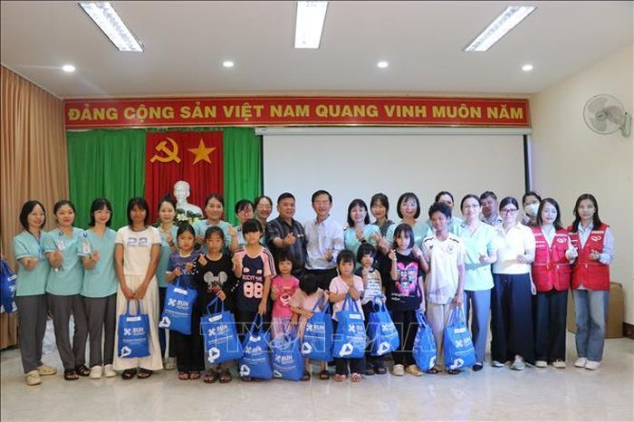 Trao quà cho trẻ em tại Trung tâm Bảo trợ Xã hội và Trẻ em tỉnh Đắk Lắk.