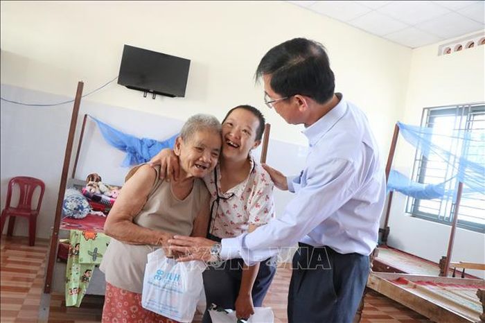 Trao quà cho đối tượng yếu thế tại Trung tâm Bảo trợ Xã hội và Trẻ em tỉnh Đắk Lắk.