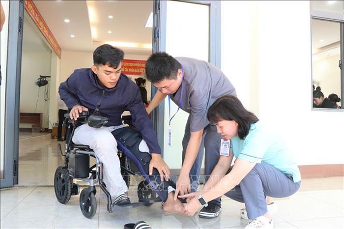 Điều dưỡng Bệnh viện Đại học Y Dược Buôn Ma Thuột hướng dẫn trẻ bị đứt dây chằng ở chân cách chăm sóc, sinh hoạt đúng cách.