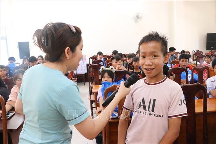Các em nhỏ hào hứng tham gia hoạt động giáo dục sức khỏe trong chương trình “Điều dưỡng BUH hướng về cộng đồng”.