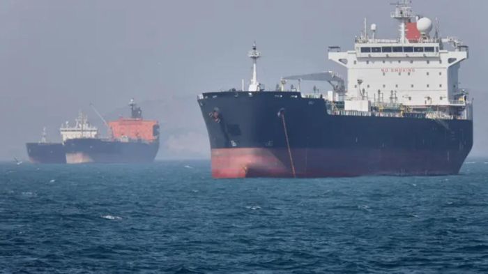 Tàu chở dầu neo ngoài khơi thành phố Bandar Abbas, Iran, trên eo biển Hormuz ngày 2/5/2026. Ảnh: AP/TTXVN