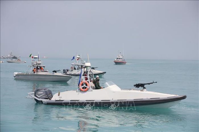 Ngày 2/3/2026, Tướng Jabari của Lực lượng Vệ binh Cách mạng Hồi giáo Iran (IRGC) tuyên bố Eo biển Hormuz đã bị đóng cửa và cảnh báo bất kỳ con tàu nào tìm cách đi qua sẽ bị Hải quân Iran nhắm mục tiêu khai hỏa. (Trong ảnh: Tàu của Lực lượng Vệ binh Cách mạng Hồi giáo Iran (IRGC) tại lễ kỷ niệm Ngày Vịnh Persia quốc gia ở Vịnh Persia, gần Bushehr. Ảnh: THX/TTXVN)