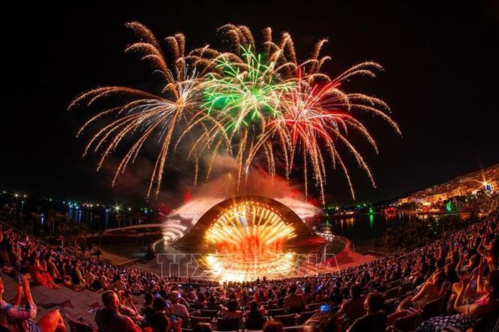 Màn pháo hoa nghệ thuật trong show diễn “Kiss of the Sea” (Nụ hôn của biển cả) tại đặc khu Phú Quốc (An Giang). Ảnh: TTXVN phát