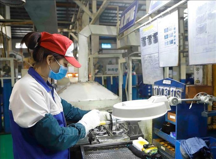 Phong trào thi đua sản xuất xuất hiện những nhân tố công nhân điển hình, đổi mới sáng tạo. Ảnh: Nguyễn Thảo/TTXVN