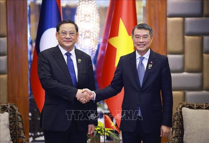 Thủ tướng Lê Minh Hưng gặp Thủ tướng Lào Sonexay Siphandone. Ảnh: Dương Giang/TTXVN
