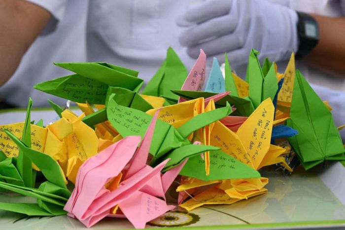 Những hạc giấy gửi lời tri ân tới anh linh các anh hùng, liệt sĩ. Ảnh: Lê Vân