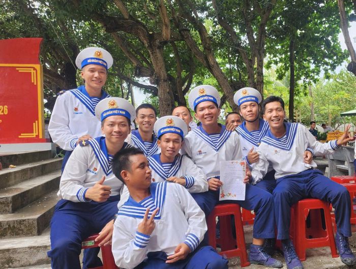 Niềm vui của các chiến sĩ khi đón đoàn công tác. Ảnh: Lê Vân