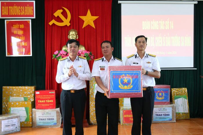 Đại tá Nguyễn Công Thắng, Phó Chủ nhiệm Chính trị Hải quân, Trưởng đoàn công tác số 14 đại diện tặng quà cán bộ, chiến sĩ trên đảo Trường Sa Đông. Ảnh: Phạm Tuấn