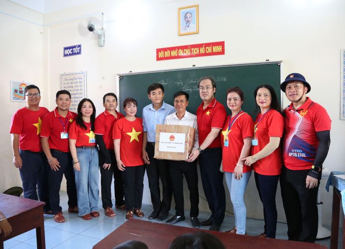 Đại diện các Bộ Nội vụ, Bộ Giáo dục và Đào tạo tặng quà cán bộ, chiến sĩ trên Nhà giàn DK1/16 và điểm trường ở đảo Trường Sa Đông. Ảnh: Lê Vân