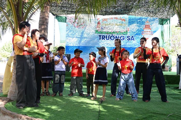 Những khoảnh khắc đoàn giao lưu cùng chiến sĩ, học sinh. Ảnh: Lê Vân