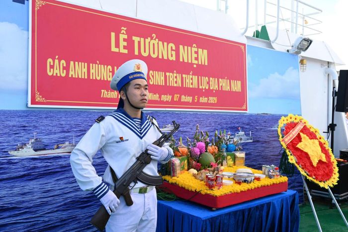 Lễ tưởng niệm các anh hùng, liệt sĩ hy sinh trên thềm lục địa phía Nam. Ảnh: Phạm Tuấn