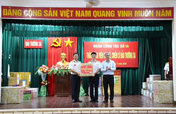 Ông Ngô Đông Hải, Ủy viên Trung ương Đảng, Phó Trưởng Ban Tuyên giáo và Dân vận Trung ương đại diện đoàn tặng quà cán bộ, chiến sĩ tại đảo Trường Sa. Ảnh: Phạm Tuấn