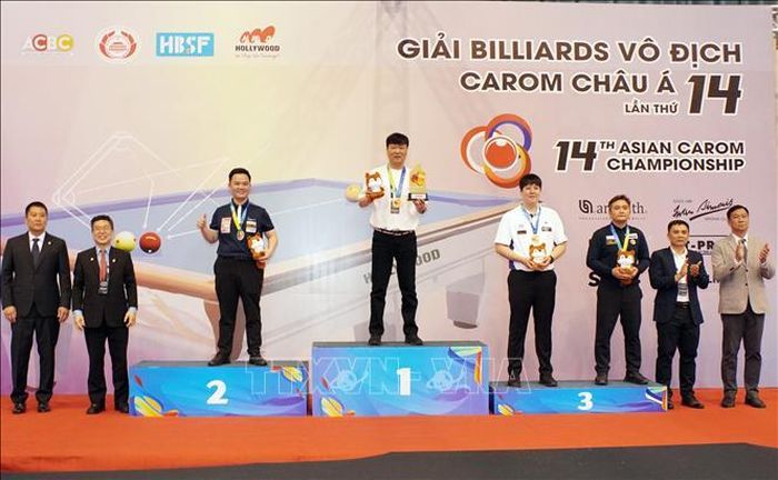 Ban tổ chức trao giải thưởng cho các cơ thủ ở nội dung carom 3 băng nam tại Giải Billiards vô địch Carom châu Á 2026.