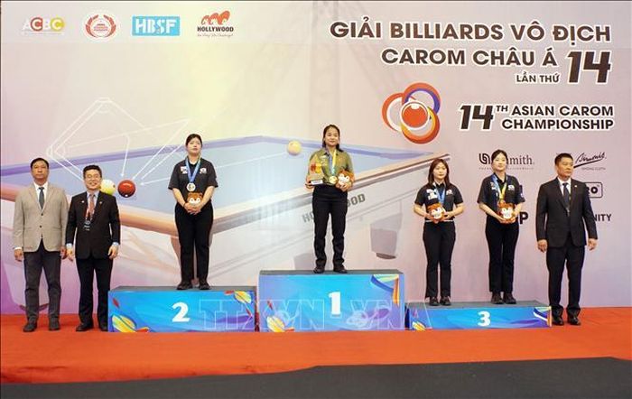 Ban tổ chức trao giải thưởng cho các cơ thủ ở nội dung carom 3 băng nữ tại Giải Billiards vô địch Carom châu Á 2026.