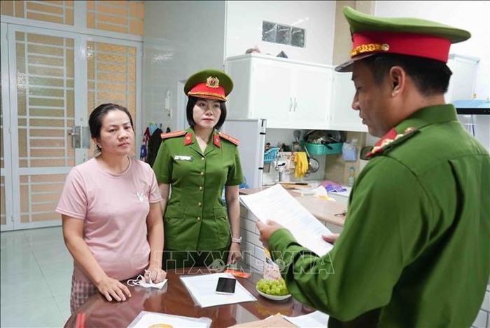 Cơ quan điều tra tống đạt các quyết định đối với Nguyễn Thị Mẫn. Ảnh: TTXVN phát