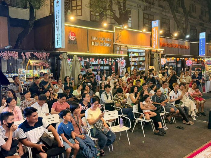 Đông đảo người dân, du khách trong và ngoài nước thích thú với các hoạt động trải nghiệm văn hóa truyền thống trong khuôn khổ Ngày hội sách và văn hóa đêm.