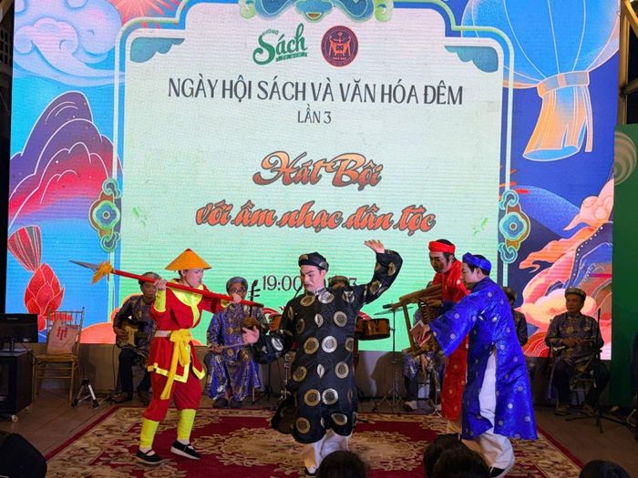 Chương trình Hát bội với âm nhạc dân tộc trên sân khấu Ngày hội sách và văn hóa đêm lần 3.
