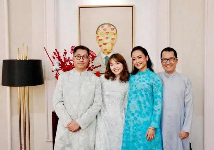 Hồng Ánh bên ông xã và các con riêng của anh.