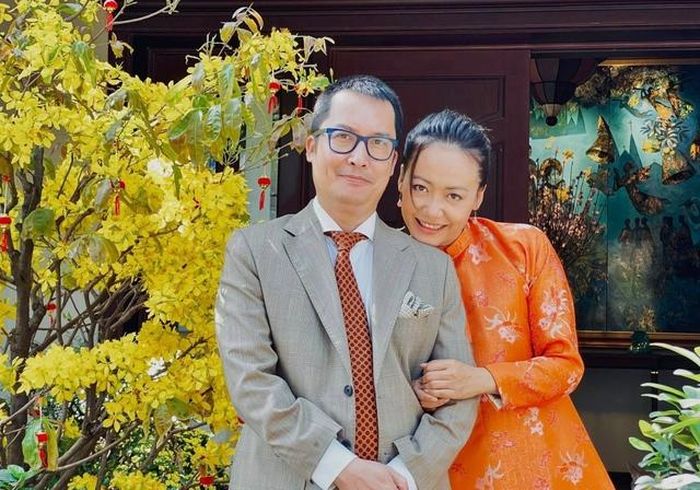 Hồng Ánh bên ông xã - doanh nhân kiêm nhà phê bình văn học Nguyễn Thanh Sơn.