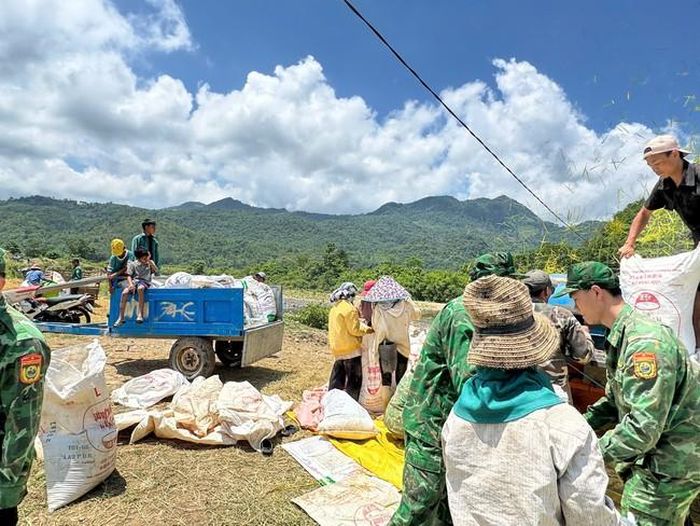 Thắm đượm tình quân dân ở biên giới.