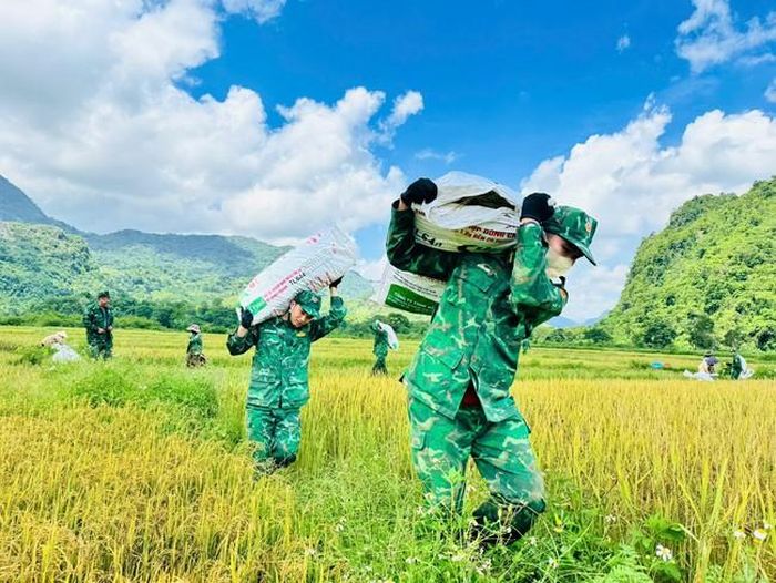 Màu xanh áo lính trên cánh đồng biên giới.