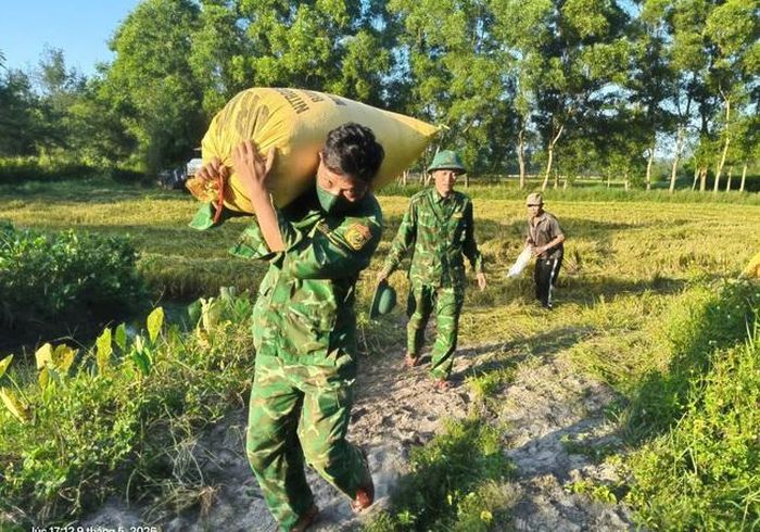Trong điều kiện thời tiết nắng nóng, niềm vui của nhân dân là sự động viên, khích lệ để cán bộ chiến sĩ hoàn thành nhiệm vụ.