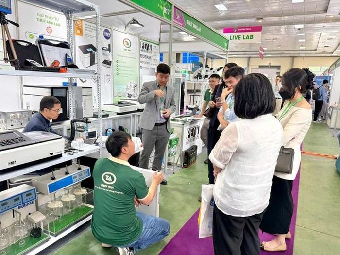Đội ngũ kỹ thuật viên công ty Thùy Anh trao đổi với khách tham quan tại gian hàng triển lãm Analytica Hanoi 2026