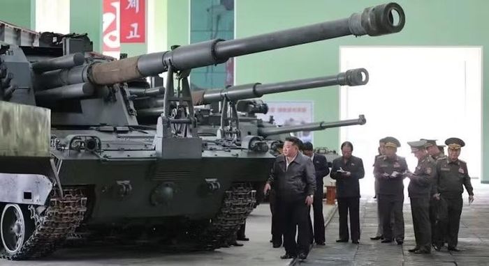 Lãnh đạo Triều Tiên Kim Jong-un thị sát pháo tự hành Juche-107. Ảnh: MW.