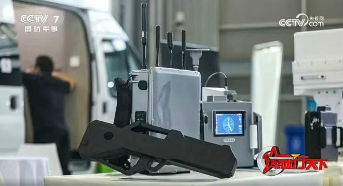 Thiết bị tác chiến điện tử cầm tay cho phép binh lính chiếm quyền điều khiển máy bay không người lái của đối phương. Ảnh: CCTV