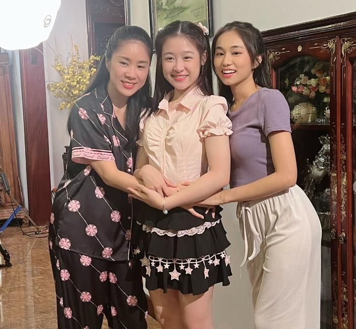 Ngân Hòa thể hiện sự vui vẻ, hòa đồng khi chụp ảnh với đồng nghiệp ở hậu trường. Ảnh: FBNV
