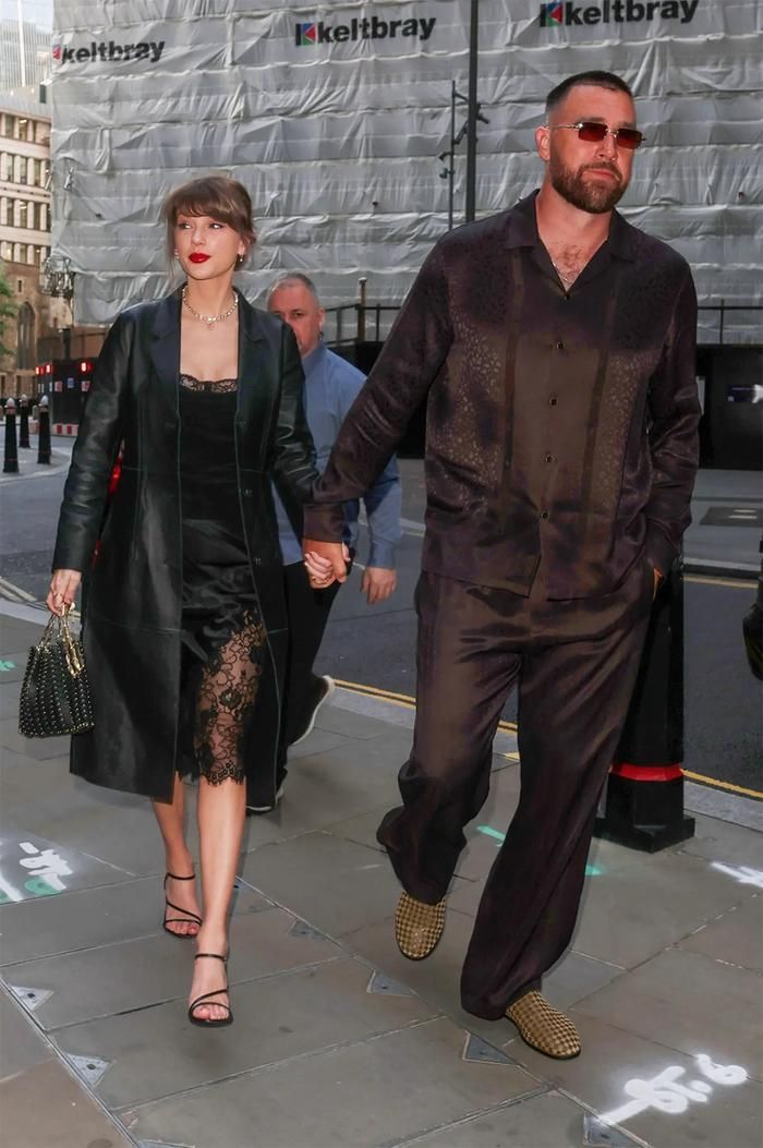 Travis Kelce xuất hiện lịch lãm, nắm chặt tay Taylor Swift.