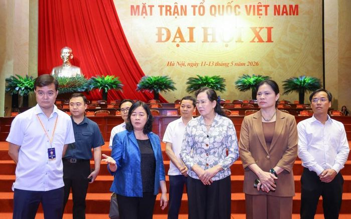 Bà Bùi Thị Minh Hoài (thứ 2 từ trái qua), Ủy viên Bộ Chính trị, Bí thư TƯ Đảng, Chủ tịch UBTƯ MTTQ Việt Nam; bà Hà Thị Nga (bên phải) Ủy viên TƯ Đảng, Phó Chủ tịch - Tổng Thư ký Ủy ban Trung ương MTTQ Việt Nam; bà Lê Thị Thủy (thứ 2 từ phải qua), Ủy viên TƯ Đảng, Phó Chủ tịch UBTƯ MTTQ Việt Nam, Chủ tịch Hội LHPN Việt Nam, cùng các thành viên Ban Chỉ đạo Đại hội kiểm tra các nội dung chuẩn bị cho Đại hội
